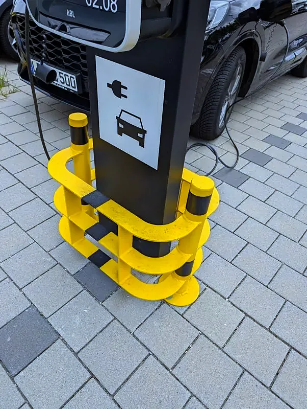 Anfahrschutz aus Stahl um eine Ladesäule
