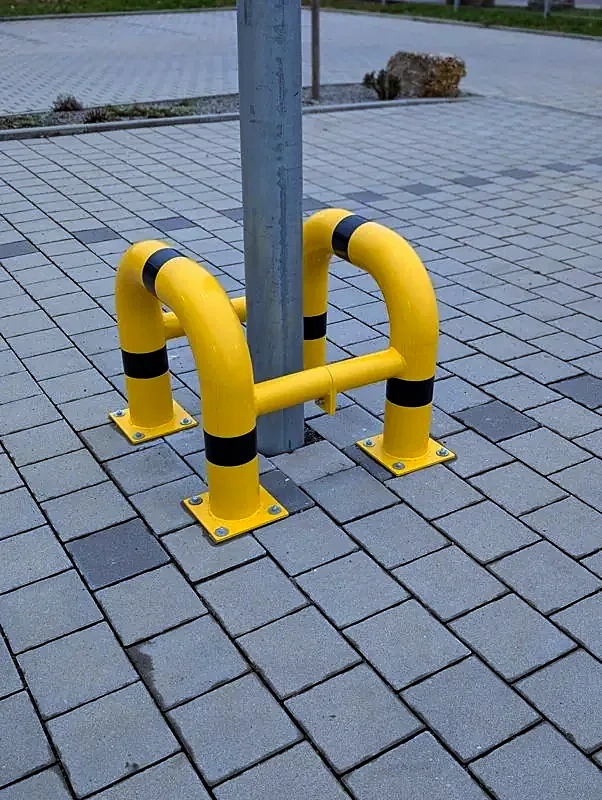 Rammschutzbügel gelb-schwarz um einen Laternenmast
