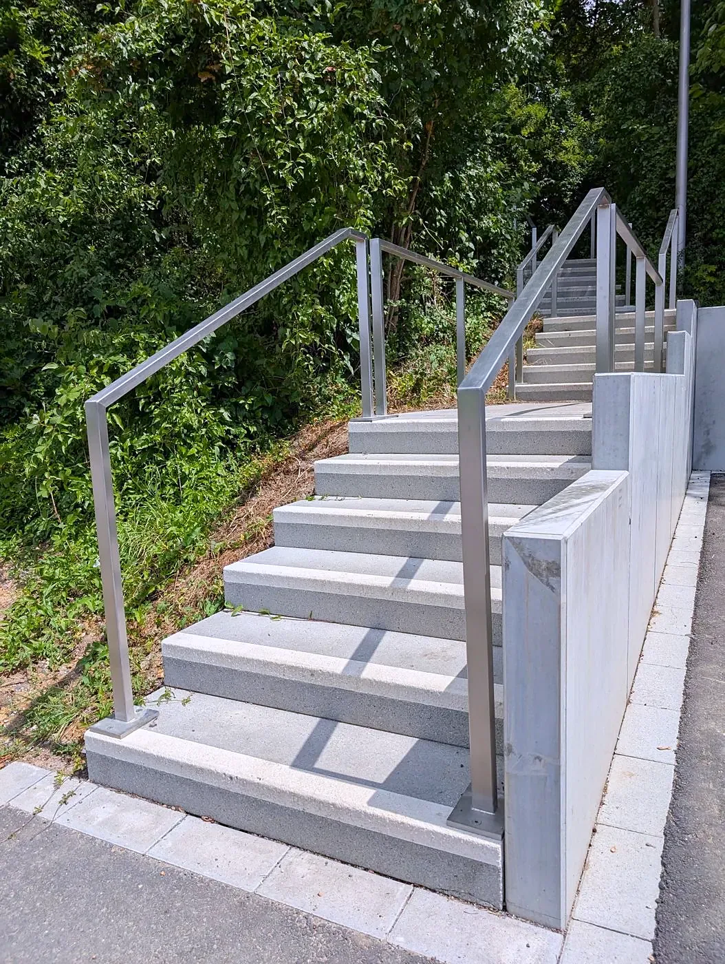 Edelstahl-Handläufe an einer Außentreppe im Grünen
