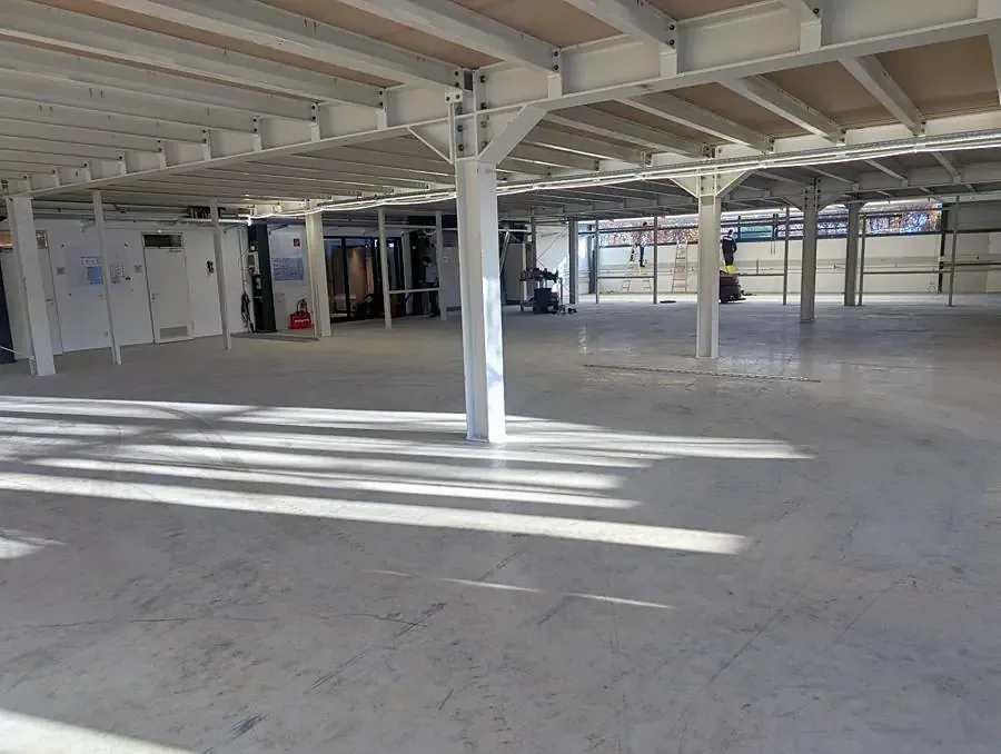 Stahlbühne als Zwischenebene in einer Halle, Unterseite mit Trägerrost und Stützen