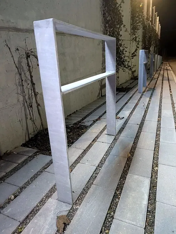 Fahrradbügel aus feuerverzinktem Flachstahl an einer Betonwand