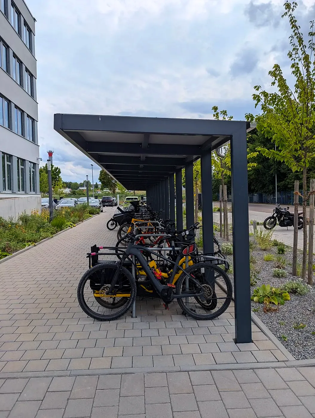 Fahrradüberdachung aus Stahl vor einem Bürogebäude