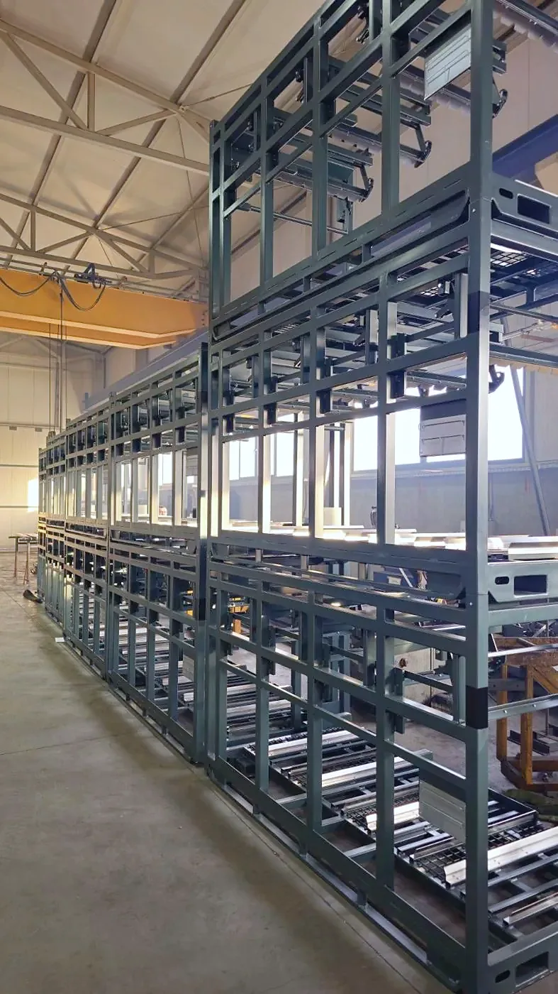 Lackierte Transportgestelle aus Stahl in Serie in der Fertigungshalle