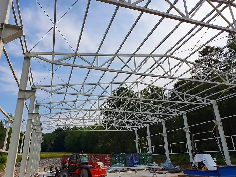 Stahlhalle im Rohbau mit Fachwerkbindern und Stützen