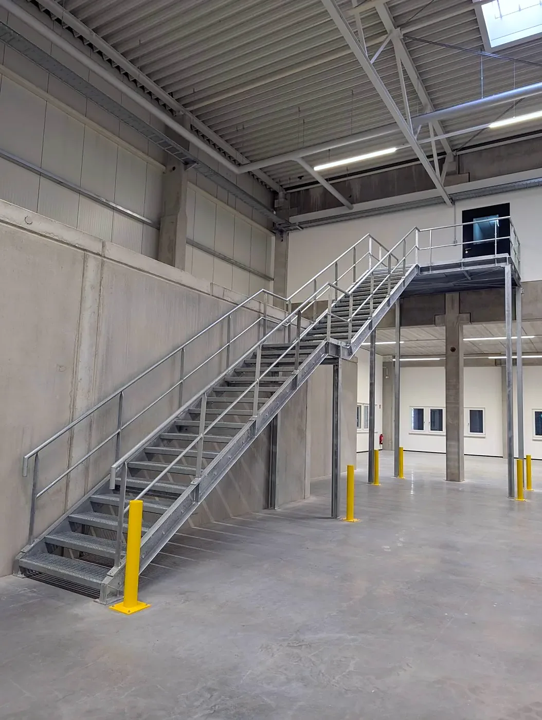 Feuerverzinkte Treppe mit Podest in einer Industriehalle