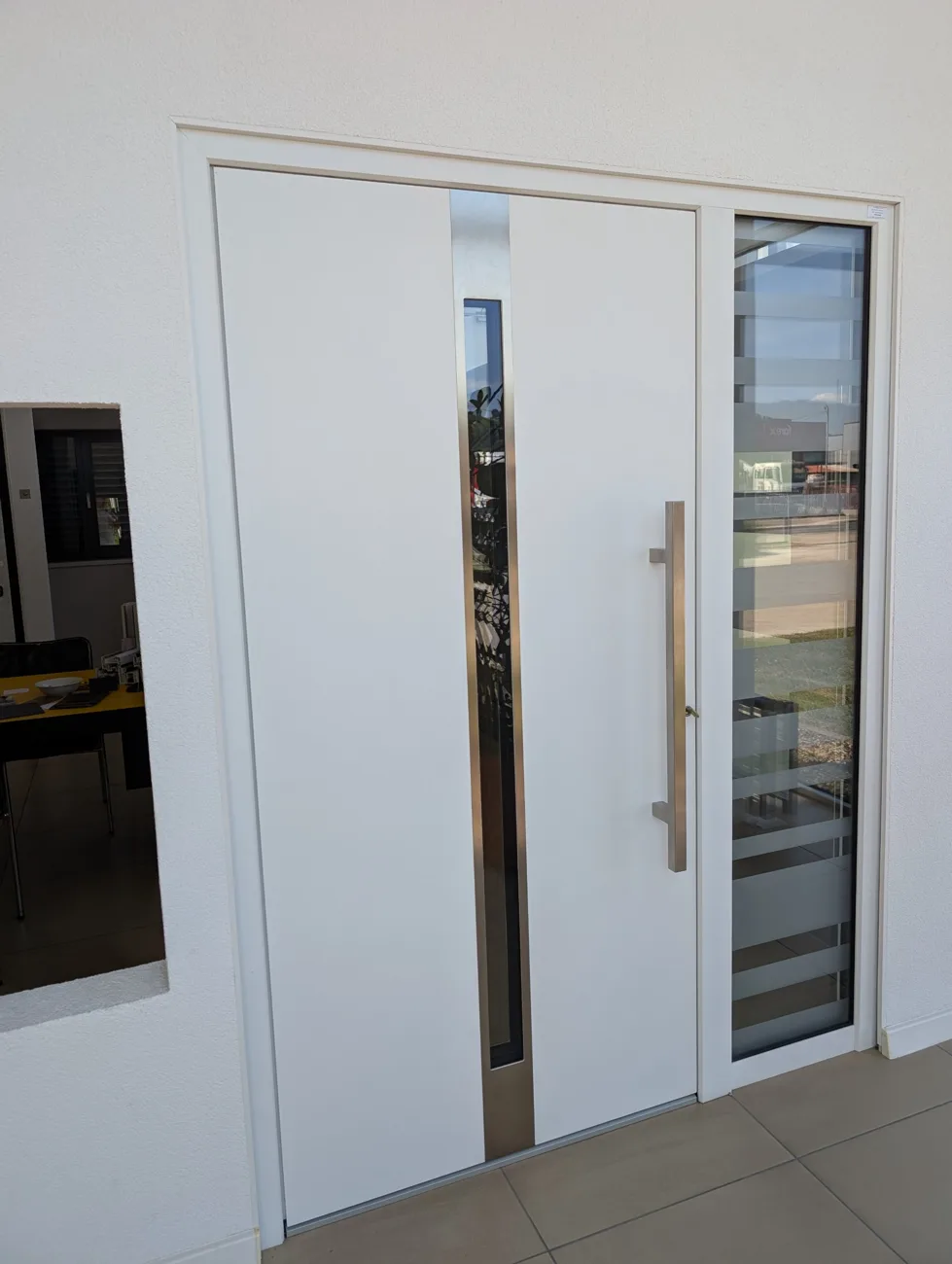Weiße Haustür mit Glasstreifen, Edelstahl-Stoßgriff und Seitenteil