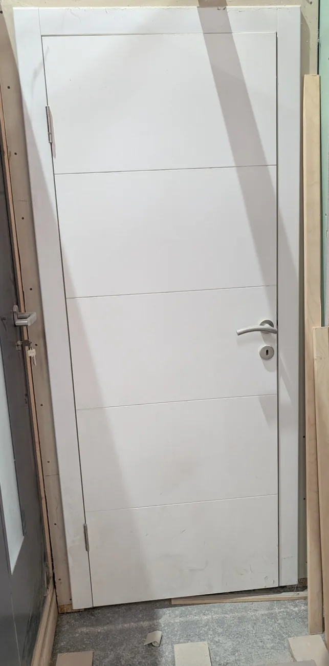 Weiße Innentür mit Rillen