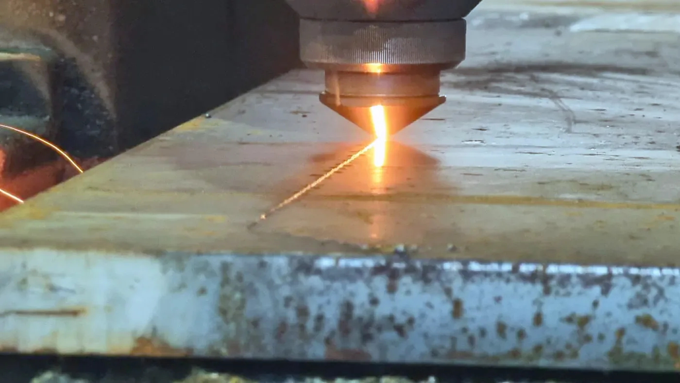 Laserschneiden einer Stahlplatte in der Fertigung