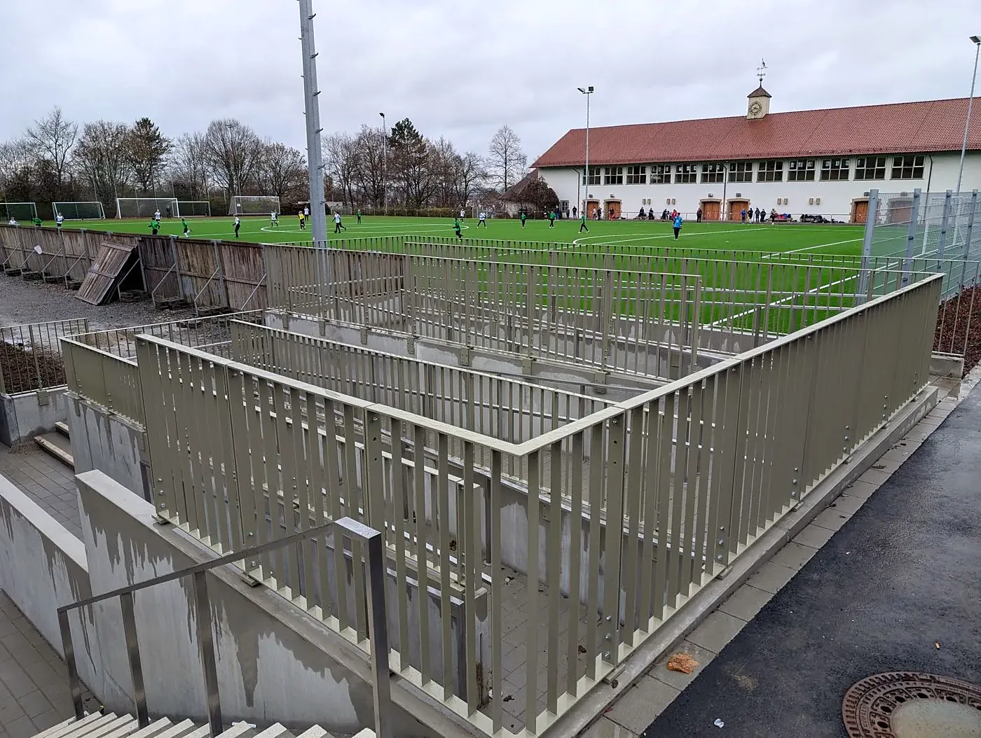 Stabgeländer an einer Sportanlage