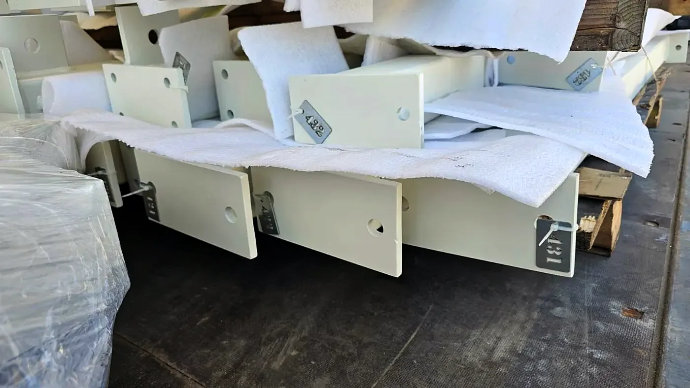 Beschichtete Stahlstützen mit Kopfplatten, verpackt zur Auslieferung