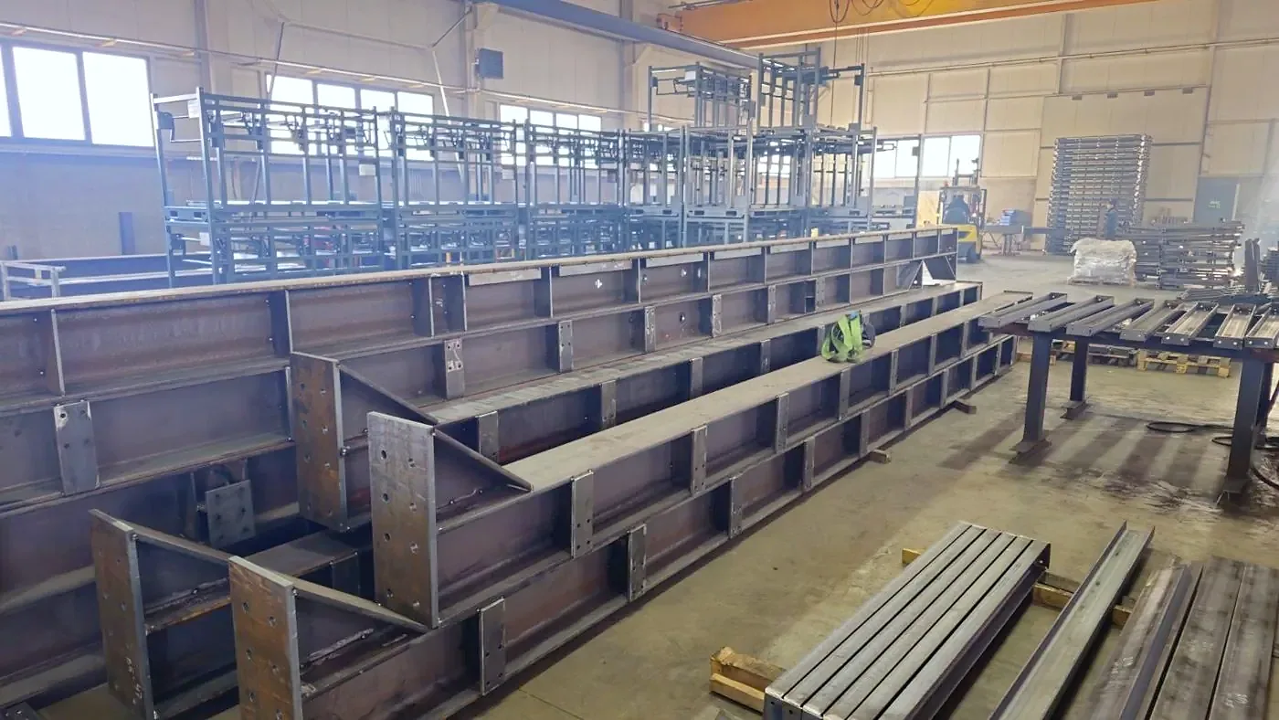 Geschweißte Stahlträger mit Stirnplatten in der Fertigungshalle