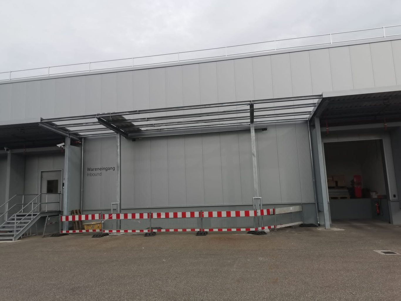 Vordach Einbindung zwischen Bestandsdächer