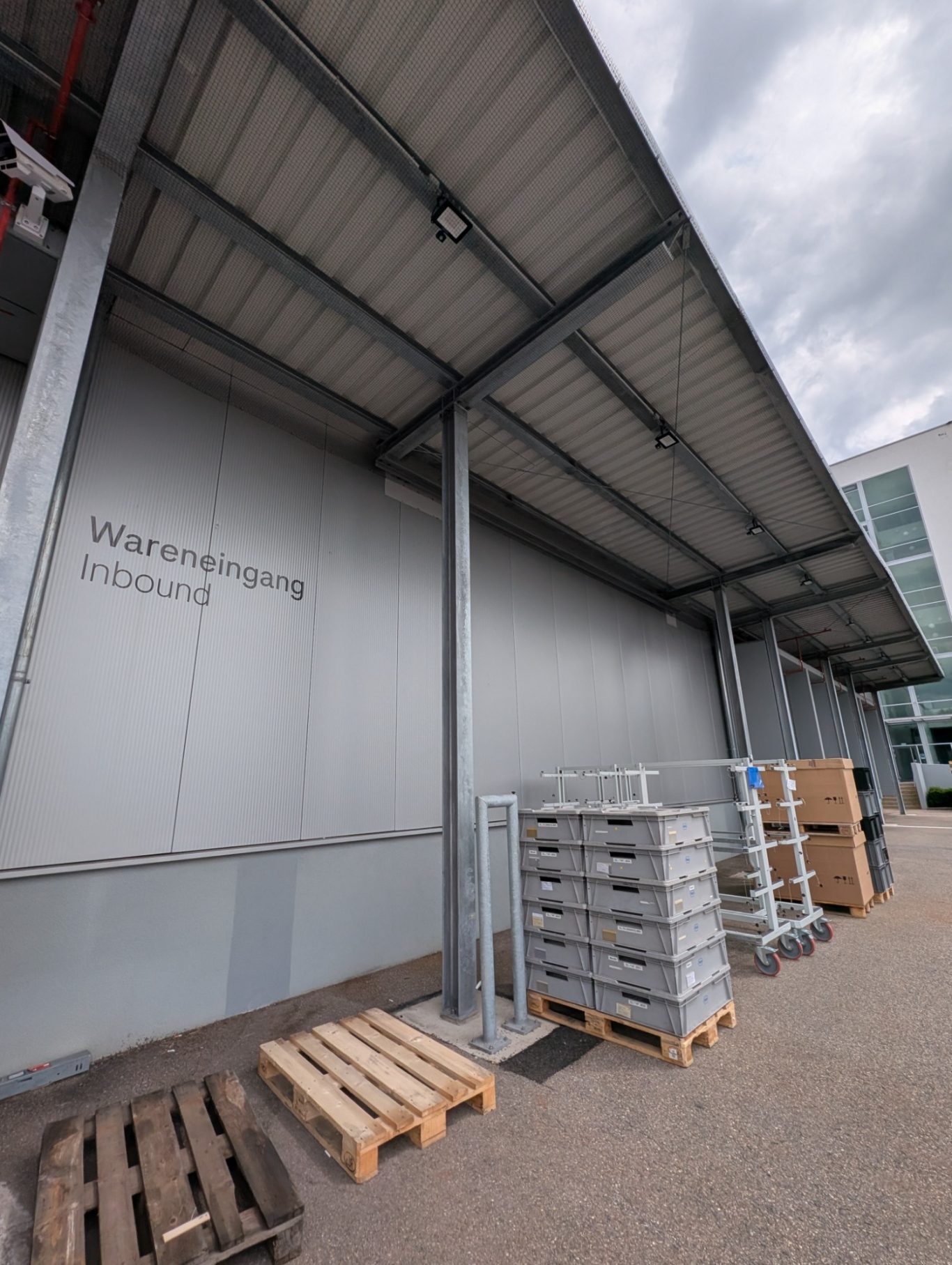 Vordach Einbindung zwischen Bestandsdächer