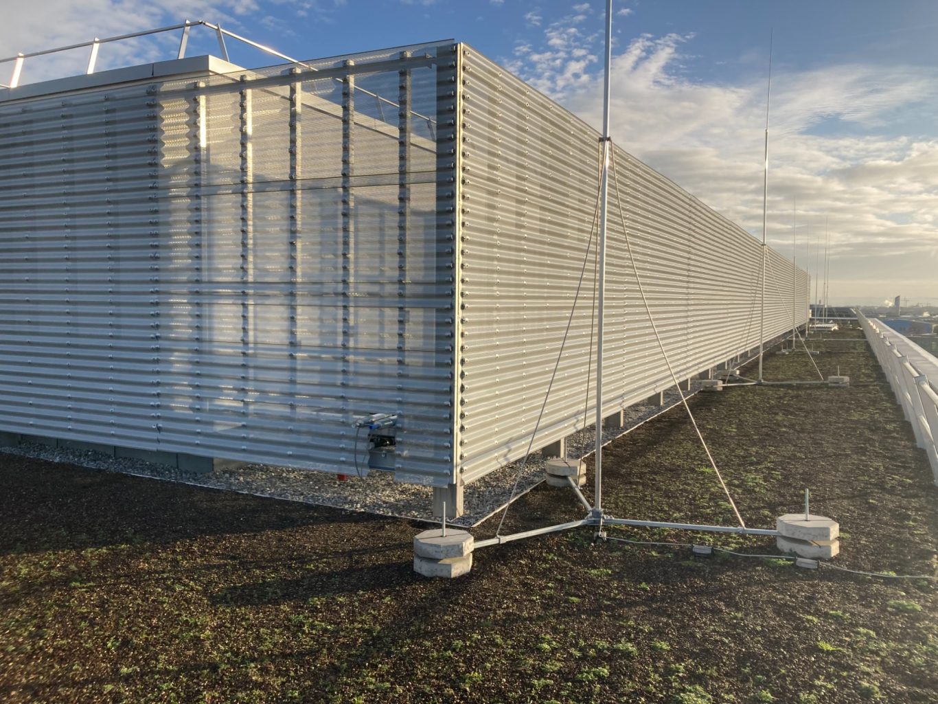 Sichtschutz aus Stahl Unterkonstruktion mit Streckmetallverkleidung